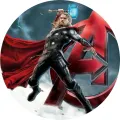 Thor s kladivem Mjölnir v zářivé zbroji s červeným pláštěm a rudým znakem Avengers v pozadí, jedlý obrázek na dort