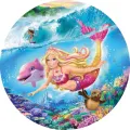 Barbie jako mořská panna s růžovým ocasem, delfínem a tuleněm pod modrou vlnou, jedlý obrázek na dort