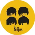Kulatý jedlý obrázek na dort s žlutým pozadím a černými siluetami čtyř členů skupiny The Beatles a jejich logem