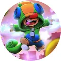 Zelená postavička Leona z Brawl Stars skáče s fialovým lízátkem v ústech na růžovo-fialovém pozadí, jedlý obrázek na dort