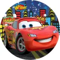 Červený závodní auto McQueen s číslem 95 na noční trati před městem, komiksové bubliny WHAM a BOOM, jedlý obrázek na dort