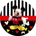 Mickey Mouse s rozpaženýma rukama na černobílém pruhovaném pozadí s červeným pásem a siluetami myších uší, jedlý obrázek na dort