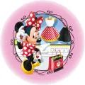 Myška Minnie v červených šatech s bílou puntíkovanou mašlí u výlohy butiku, růžové pozadí, jedlý obrázek na dort