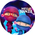 Dva kreslení nindžové v modrém a fialovém kroji s červenými brýlemi, nápis Hello Ninja, modrá obloha. Jedlý obrázek na dort.
