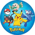 Kulatý jedlý obrázek na dort: žlutý Pikachu uprostřed, kolem něj sova Rowlet, kočka Litten a lachtan Popplio na modrém pozadí