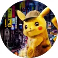 Pikachu v tvídové detektivní čepici na tmavém pozadí noční ulice s neony, jedlý obrázek na dort