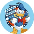 Kačer Donald se zaťatými pěstmi a nápisem na modrém pozadí, jedlý obrázek na dort
