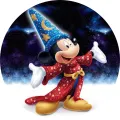 Mickey Mouse jako čaroděj v červeném plášti a modrém klobouku se zlatým půlměsícem na hvězdné obloze, jedlý obrázek na dort
