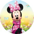 Myška Minnie v růžových šatech na slunné louce s motýly a květinami, jedlý obrázek na dort