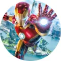 Iron Man letící nad městem u moře se zářící dlaní, červenozlatá zbroj, jedlý obrázek na dort