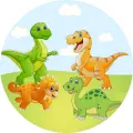 Čtyři kreslení dinosauři, dva zelení a dva oranžoví, hrají na zelené louce pod modrou oblohou, jedlý obrázek na dort