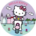 Hello Kitty s růžovou mašlí jede na skútru před městem s věžemi, tulipány a palmami na fialové obloze, jedlý obrázek na dort