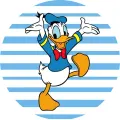 Kačer Donald s rozpaženýma rukama v námořnické halence a čepici na modrobílém kruhovém pozadí, jedlý obrázek na dort
