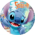 Modrý Stitch mávající na kulatém obrázku s palmami, domkem a nápisem Stitch! – jedlý obrázek na dort