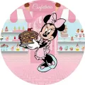 Myška Minnie v růžových šatech drží čokoládový dort v růžové cukrárně, jedlý obrázek na dort