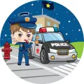 Usměvavý policista v uniformě řídí provoz u přechodu, v pozadí policejní auto s majákem a hvězdná noční obloha, jedlý obrázek na dort