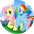 Kulatý jedlý obrázek s poníky Rainbow Dash a Fluttershy na zelené louce pod modrou oblohou, obrázek na dort