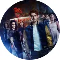 Kulatý jedlý obrázek na dort: postavy seriálu Riverdale v temné noční scéně před neonovým nápisem bistra Pop's.