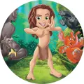 Malý Tarzan s gorilami a oranžovým sloníkem v zelené džungli, kulatý jedlý obrázek na dort