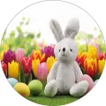 Bílý velikonoční zajíček sedící v trávě mezi tulipány a barevnými vajíčky, jedlý obrázek na dort