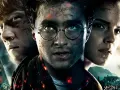 Harry, Ron a Hermiona v tmavé scéně finální bitvy s jiskřivým pozadím, jedlý obrázek na hranatý dort