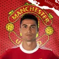 Cristiano Ronaldo v červeném dresu Manchesteru United se znakem klubu na žluto-červeném pozadí, jedlý obrázek na dort