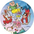 Čtyři kreslené postavičky Čtyřlístku skáčou přes lano před pohádkovým hradem pod modrofialovou oblohou, jedlý obrázek na dort