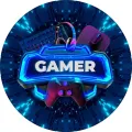 Kulatý jedlý obrázek na dort v neonově modré barvě s nápisem GAMER, sluchátky, klávesnicí, myší a ovladačem