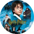Kulatý jedlý obrázek na dort s Harrym Potterem, Hermionou, Ronem a Hagridem před osvětleným hradem Bradavice, modré pozadí, zlatý nápis