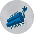 Kulaté logo HK Blansko s modrými dynamity a hořícím doutnákem na šedém pozadí, jedlý obrázek na dort