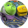 Kulatý jedlý obrázek s lokomotivami Koko a Brewster z Chuggingtonu v zelené a modré barvě, s logem Chuggington, jedlý obrázek na dort