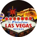 Kulatý jedlý obrázek s nočním panoramatem Las Vegas, svítícím nápisem Welcome a hotely v červeném a modrém světle, obrázek na dort