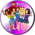 Kulatý jedlý obrázek na dort: pět dívek z Lego Friends, mopslík a tác s cupcaky na fialovo-růžovém pozadí