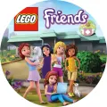 Kulatý jedlý obrázek s dívkami Lego Friends, bílým pejskem a kachnou před zvířecí klinikou v zahradě, jedlý obrázek na dort