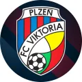 Kulatý jedlý obrázek s erbem Viktorie Plzeň, modročervené pruhy, fotbalový míč a nápis PLZEŇ na tmavém pozadí, jedlý obrázek na dort