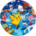 Kulatý jedlý obrázek s Pikachuem, Glaceonem, Mr. Mime, Magikarpem a Meowthem bruslícími na modrém ledě pod nocí, obrázek na dort