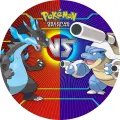 Kulatý jedlý obrázek na dort: Mega Charizard X s modrými plameny proti Mega Blastoise na červenofialovém pozadí s nápisem VS