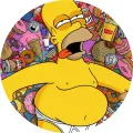 Homer Simpson v bílých slipech mezi růžovými donuty, burgery a hranolkami na fialovém pozadí, jedlý obrázek na dort