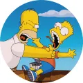 Homer a Bart Simpsonovi, žlutí, bojují na střeše domu pod modrou oblohou – jedlý obrázek na dort