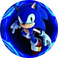 Modrý ježek Sonic v letu na zářivě modrém pozadí, zelené oči a červené boty, jedlý obrázek na dort