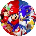 Mario v červené čepici a modrý Sonic stojí proti sobě na kulatém motivu s Donkey Kongem a Tailsem v pozadí, jedlý obrázek na dort