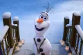 Sněhulák Olaf z Frozen stojí na zasněžených schodech s lucernami v modrém zimním prostředí, jedlý obrázek na dort