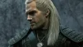 Zaklínač Geralt z Rivie se stříbrnými vlasy a vlčím přívěskem v černém nýtovaném brnění na šedém pozadí, jedlý obrázek na dort