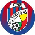 Kulatý znak fotbalového klubu Viktoria Plzeň s červenomodrými pruhy, bílým nápisem PLZEŇ a černobílým míčem, jedlý obrázek na dort