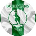 Zelený klokan v kruhovém znaku s nápisem Bohemians 1905 na bílé vlnité látce, jedlý obrázek na dort