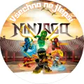 Kulatý jedlý obrázek s šesti Lego ninji v barevných kostýmech, zlatými zbraněmi a nápisem Všechno nejlepší na pozadí chrámové arény, jedlý o