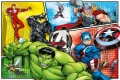 Komiksová scéna s Hulkem a Captainem America před logem Avengers, mezi postavami Iron Man a Thor, jedlý obrázek na dort