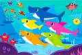 Žraločí rodinka Baby Shark v tyrkysovém moři mezi korály, mořskými hvězdicemi a rybičkami, jedlý obrázek na dort