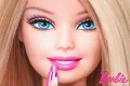 Blonďatá panenka Barbie s velkýma modrýma očima drží růžovou rtěnku, v rohu růžový nápis, jedlý obrázek na dort