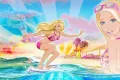 Barbie v růžových plavkách na surfovém prkně se slunečními brýlemi, palmy a tyrkysové moře, jedlý obrázek na dort